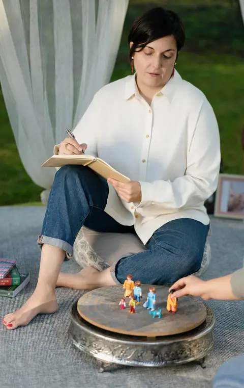 Laura Rabot trabajando con figuras de constelaciones sistémicas