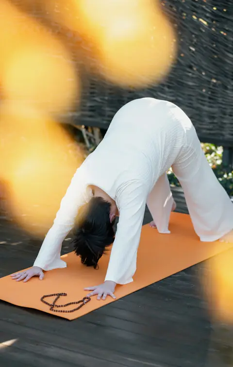 Laura Rabot practicando yoga sobre la esterilla
